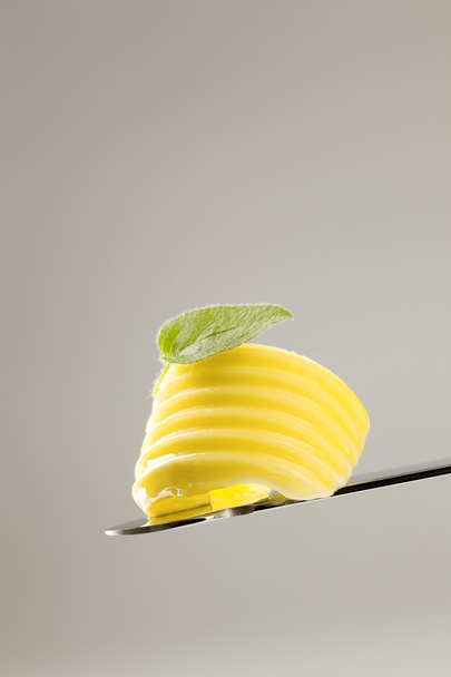 Boucle de beurre sur un couteau
 - Photo, image