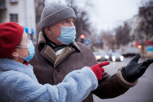 Casal de idosos na rua no inverno em máscaras médicas durante quarantin coronavírus - Foto, Imagem