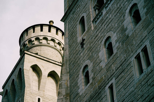 Açık pencereli ve yuvarlak kulesi olan Neuschwanstein Kalesi cephesi. Almanya - Fotoğraf, Görsel