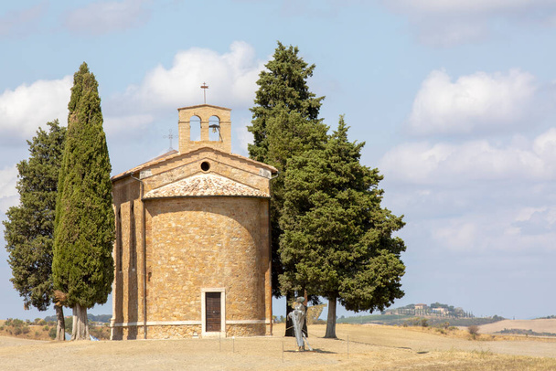 San Quirico d' Orcia (SI), Italy - August 05, 2021: The Cappella della Madonna di Vitaleta, Tuscany, Italy - Fotoğraf, Görsel