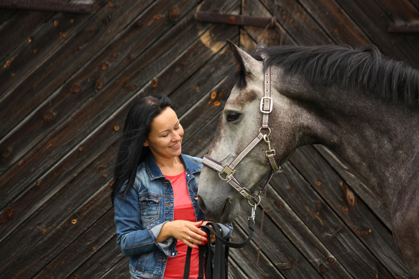 Красивая молодая женщина и портрет серой лошади
 - Фото, изображение