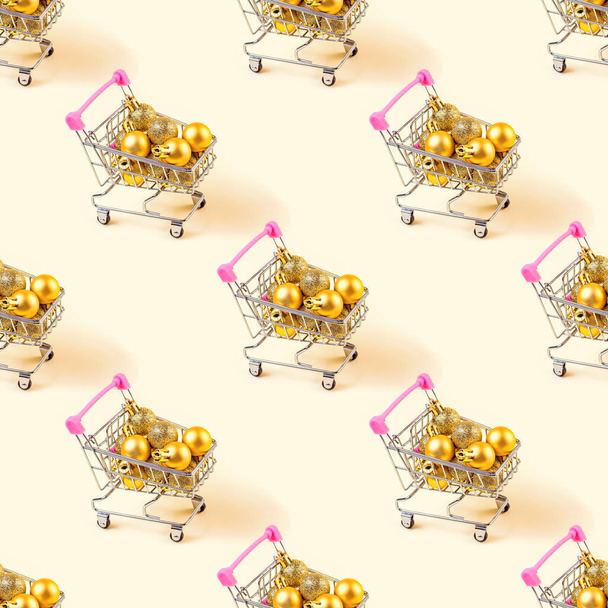 光の背景に金色のクリスマスの泡とトロリーショッピングカートはシームレスなパターンを繰り返します。クリスマスセール、割引、休日のショッピング包装紙のデザイン. - 写真・画像