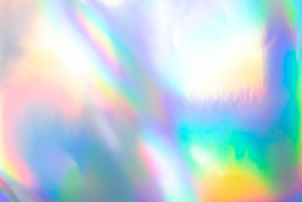 Πολύχρωμο ολογραφικό υπόβαθρο. Σύγχρονο φύλλο Rainbow για Υφή, κάλυμμα, ταπετσαρία, εκτύπωση, κλπ. Φωτεινά φουτουριστικά θολή ολόγραμμα και αφηρημένα χρώματα κλίση.  - Φωτογραφία, εικόνα