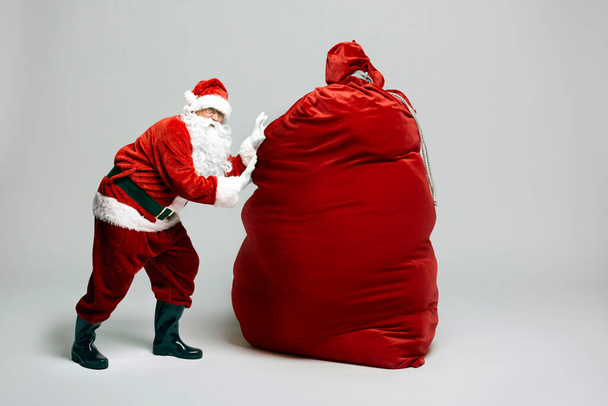 白人サンタクロースとともに巨大な袋のクリスマスプレゼント  - 写真・画像