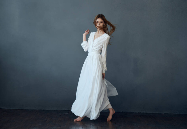 vrouw in wit jurk dans poseren geïsoleerde achtergrond - Foto, afbeelding