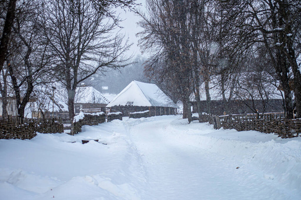 Talvi maisema perinteisen Ukrainan kylässä. Muinainen talo Pirogovo etnografinen museo, Ukraina - Valokuva, kuva
