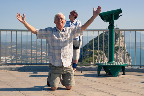 Veselý starší muž turista na gibraltar rock - Fotografie, Obrázek