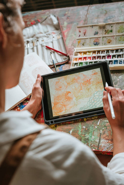Nahaufnahme einer Künstlerin oder Designerin beim Skizzieren auf dem digitalen Tablet - Foto, Bild