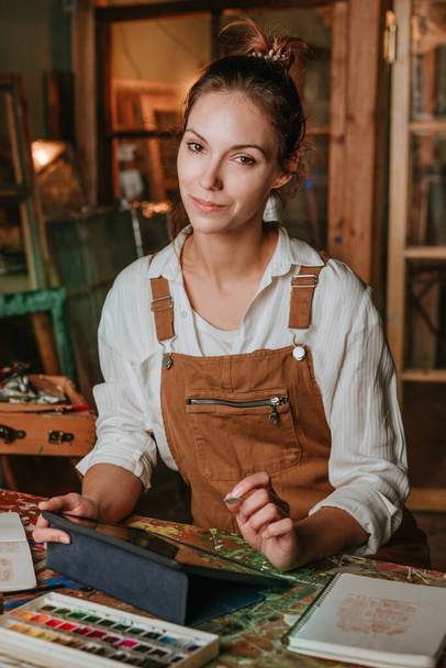Artista feminina sentada à mesa de trabalho com tablet digital - Foto, Imagem