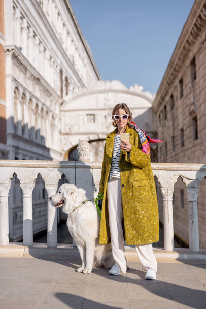 Жінка йде по центральній площі під час подорожей у Венеції. - Фото, зображення