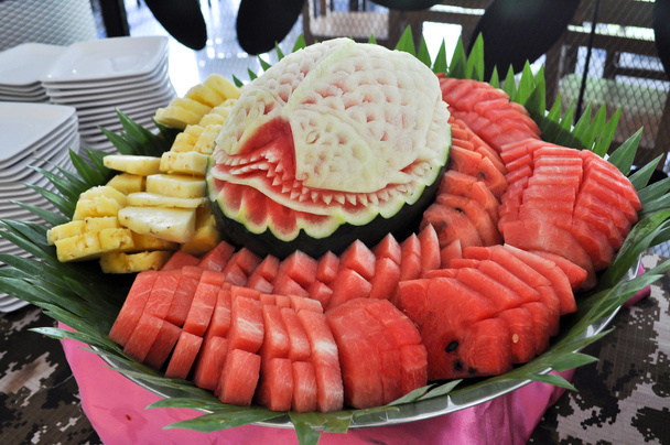 Escultura de melancia em conjuntos de alimentos
 - Foto, Imagem
