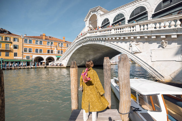 Kobieta cieszyć się pięknym widokiem na Canal Grande w Wenecji - Zdjęcie, obraz
