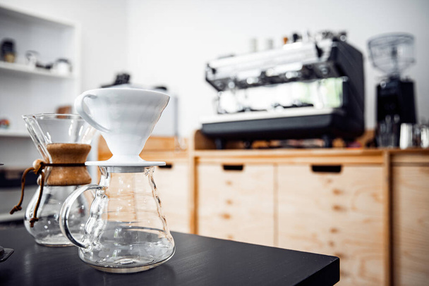 Alternatív módszer a kávé készítésére, tölcsér csepegtető poharak papírszűrővel - Fotó, kép