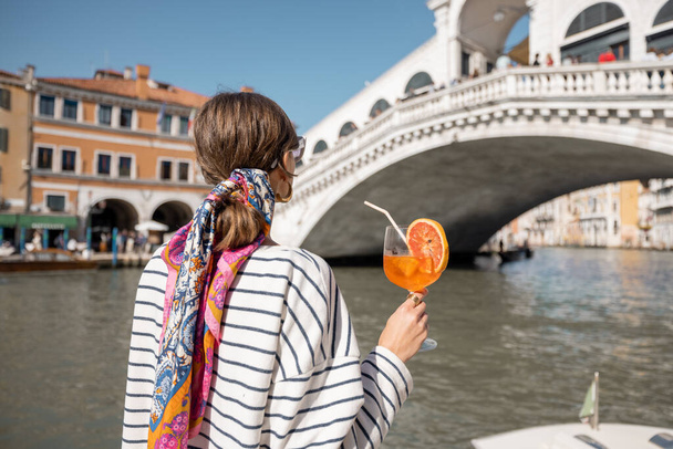 Femme profiter d'un verre d'été tout en voyageant à Venise - Photo, image