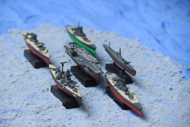 La gamme de cuirassés miniatures comprend le porte-avions d'entreprise, le sous-marin, le cuirassé Musashi, le cuirassé Yamato, le cuirassé principal Bismarck et le cuirassé principal Rodney.. - Photo, image