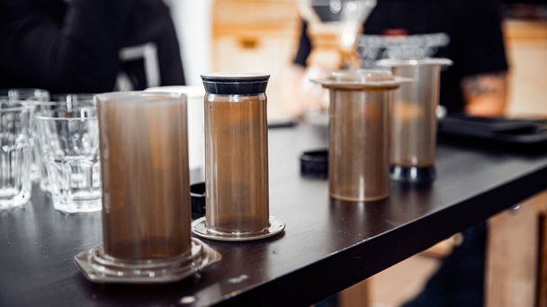 Alternative Methode der Kaffeezubereitung, Aeropress Tropfgläser mit Papierfilter Wasserkocher heißes Wasser - Foto, Bild