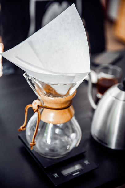 Método alternativo de hacer café, embudo vasos de goteo con filtro de papel chemex verter sobre la tetera - Foto, imagen