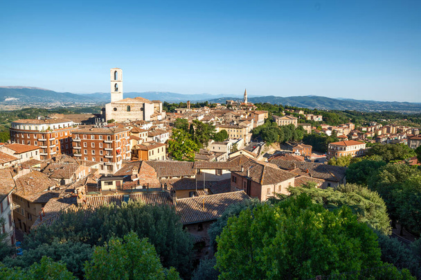 Perugia, Umbrië, Italië. augustus 2021. Prachtig panoramisch uitzicht over de stad. Prachtige zomerdag. - Foto, afbeelding