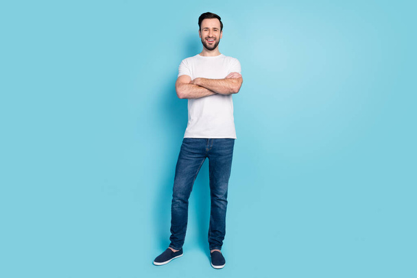 Full body photo of charming confident young man hold hands crossed smile isolated on blue color background. - Foto, immagini