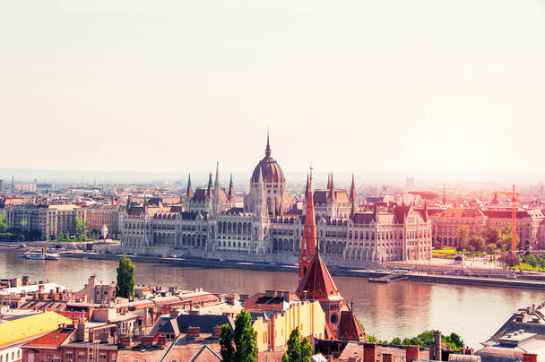  Luchtfoto van Boedapest parlement. Boedapest, Hongarije. Afbeelding gefilterd met kruis verwerkt. - Foto, afbeelding