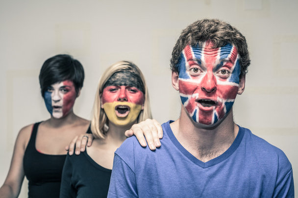 Gente emocionada con banderas europeas en las caras
 - Foto, Imagen