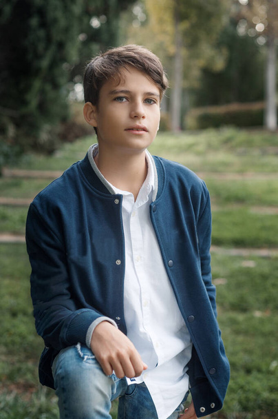 Retrato de guapo y serio adolescente adolescente al aire libre.  - Foto, imagen