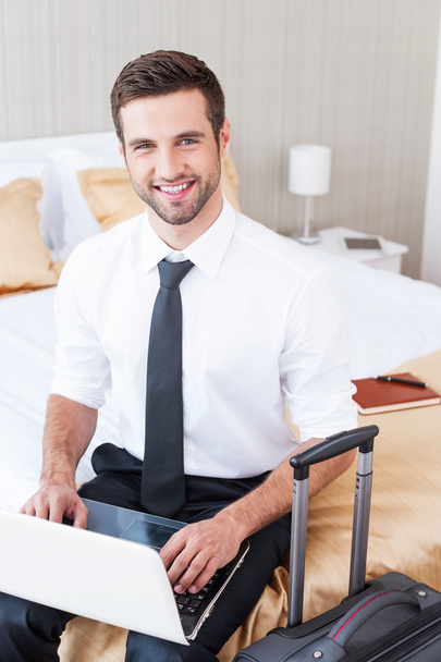 Man in shirt and tie working on laptop - Φωτογραφία, εικόνα