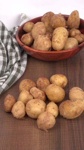 Petites pommes de terre fraîches pour cuisiner sur table en bois - Photo, image