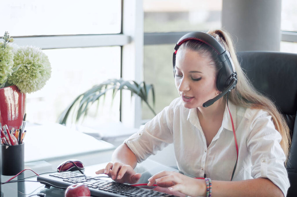 Female operator in the call center,  working in office.  - Foto, afbeelding