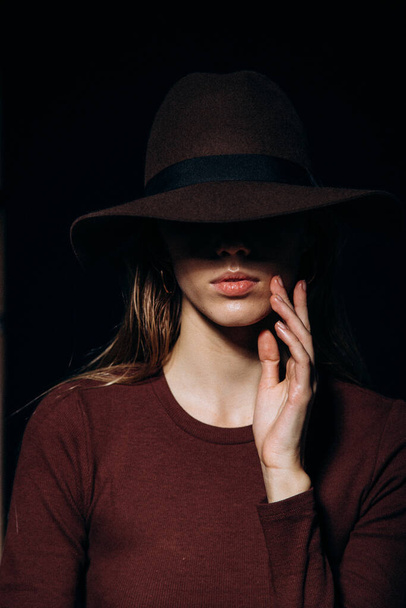 Girl in a hat with brim. Portrait of a girl in a brown hat - Фото, зображення