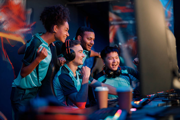 Молодая команда довольна успешной игрой в кибер-клубе - Фото, изображение