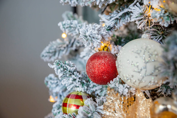 Hämmästyttävä kimalteleva joulukuusi pallot, lelut ja nauhat koristeet. Joulu helyjä tähden muotoinen valot joulukuusi. Hyvää joulua - Valokuva, kuva