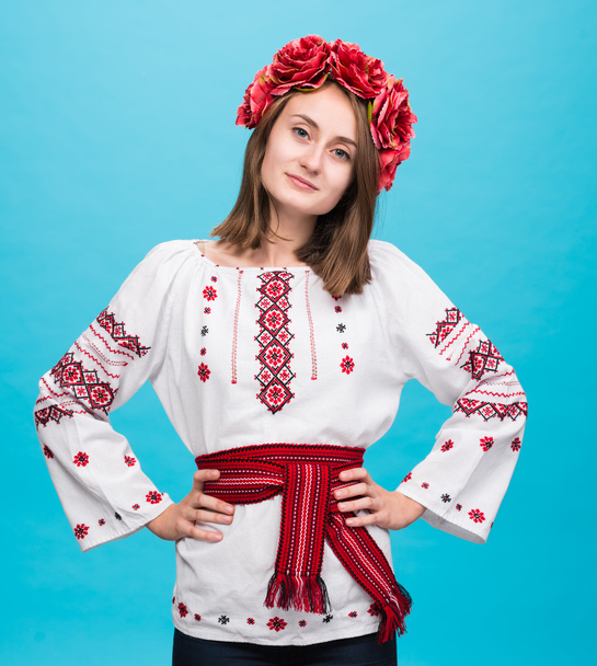 junges lächelndes Mädchen im ukrainischen Nationalanzug - Foto, Bild