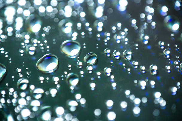 краплі води на веселковому склі
 - Фото, зображення