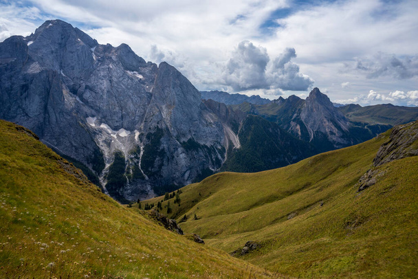 Vista del massiccio della Marmolada. Dolomiti. Italia. - Foto, immagini