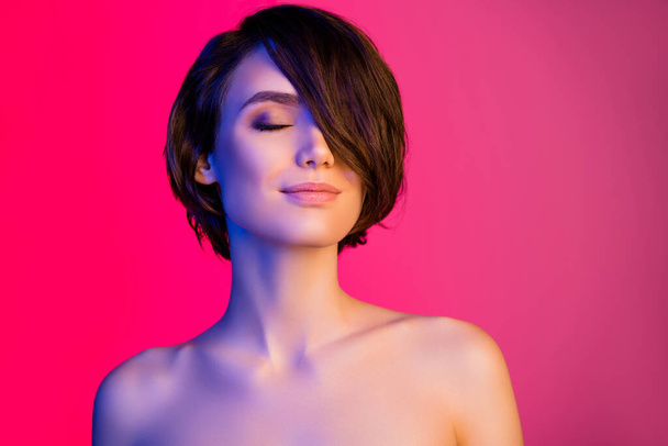 Retrato de atractiva chica de ensueño perfecta piel fresca moderno láser pelado aislado lila multicolor de color de fondo - Foto, imagen