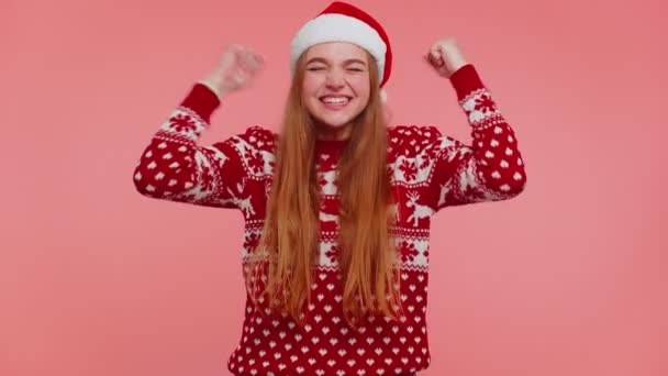 赤いセーターの陽気な女の子クリスマスサンタ叫び、成功を祝い、勝利し、目標達成者 - 映像、動画