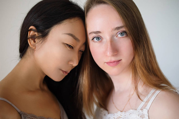 Belleza multiétnica. Diferentes etnias mujeres caucásicas y asiáticas.  - Foto, imagen
