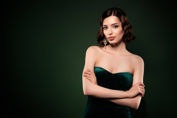 Φωτογραφία του νεαρού ελκυστική όμορφη όμορφη κοπέλα φορούν φόρεμα βράδυ πλούσια κυρία απομονωμένη στο πράσινο φόντο χρώμα - Φωτογραφία, εικόνα
