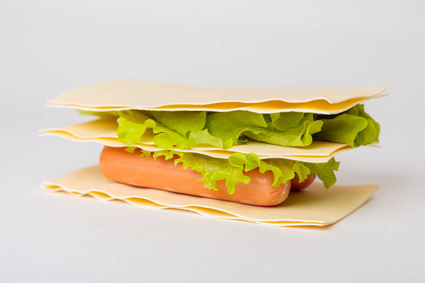 Бутерброд виготовлений з сирого листя лазанью, салату і соусів. Італійська їжа. - Фото, зображення