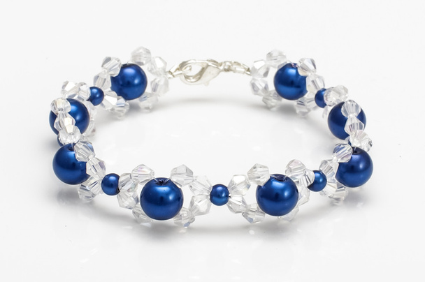 Блакитні бульбашки браслет з кристалами сардовського ізольовані
 - Фото, зображення