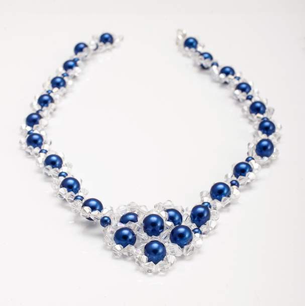 kék gyöngyök a nyakláncok elszigetelt swarovski kristályokkal - Fotó, kép