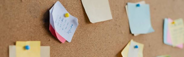 Notes collantes colorées à bord dans le bureau, bannière  - Photo, image