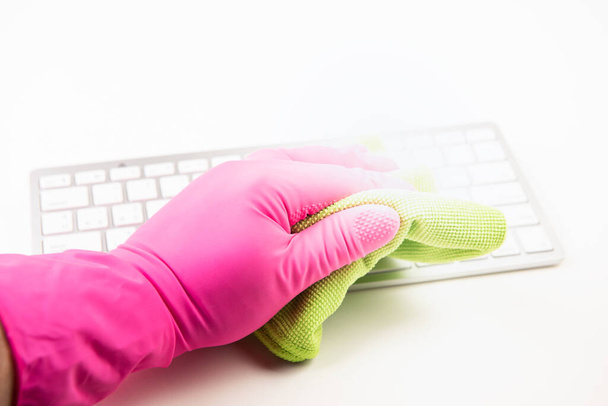 Ruční ochranná rukavice s kancelářemi na čištění ubrousků. Koncept dezinfekce Covid-19 - Fotografie, Obrázek
