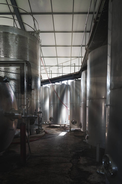 Μοντέρνο εργοστάσιο κρασιού εσωτερικό με δεξαμενές. - Φωτογραφία, εικόνα
