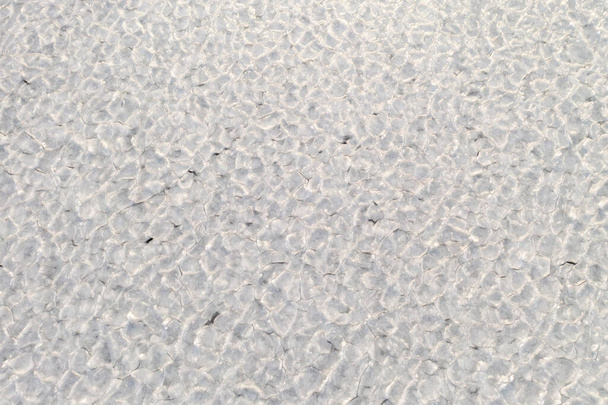 texture abstraite de glace blanche cassée. Vue sur la glace depuis un drone. fond de la surface gelée d'un lac ou d'une rivière propre. - Photo, image