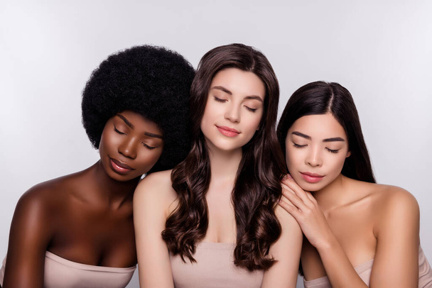 Foto von drei jungen sinnlichen Mädchen träumen genießen Wellness-Behandlung seidige Haut isoliert über graue Farbe Hintergrund - Foto, Bild
