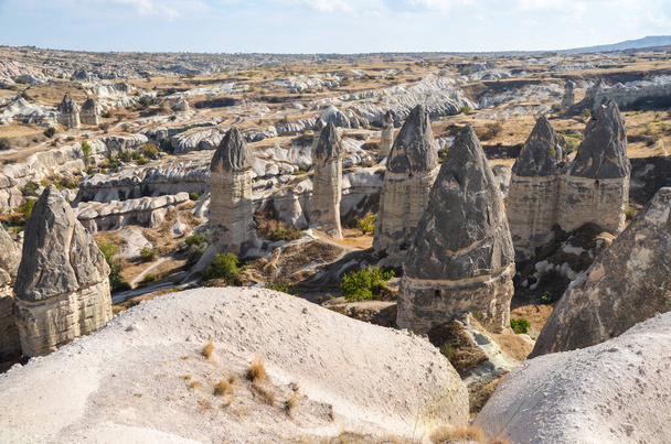 Blick von der Aussichtsplattform auf eine seltsam schöne Landschaft mit majestätischen Felsformationen bei Goreme, Kappadokien, Türkei - Foto, Bild