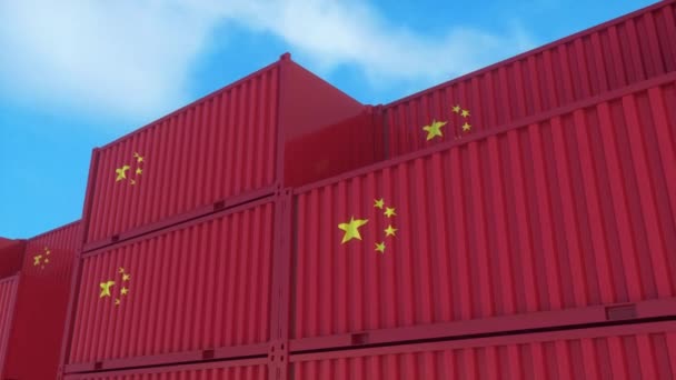 Chińska flaga kontenerów znajdują się w terminalu kontenerowym. Chiny koncepcji eksportu lub importu, 4K - Materiał filmowy, wideo