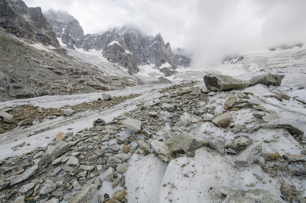 Alpine landscape with mountains and glacier - Foto, Imagem